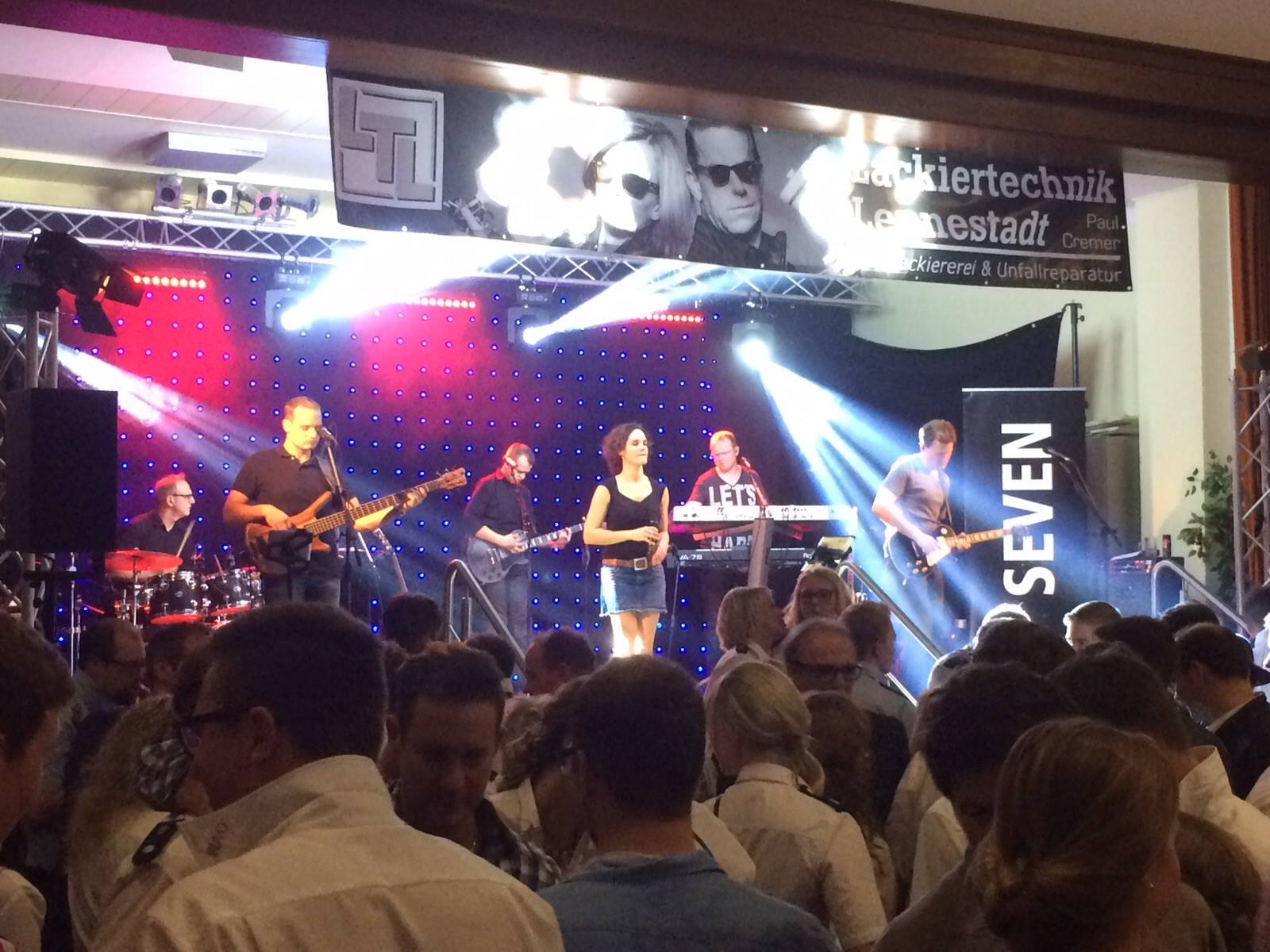 Band mit Bühnenbeleuchtung vor Publikum