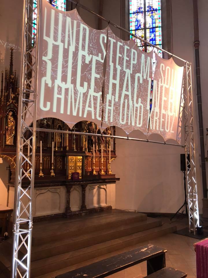 Projektion auf Spanngewebe in einer Kirche