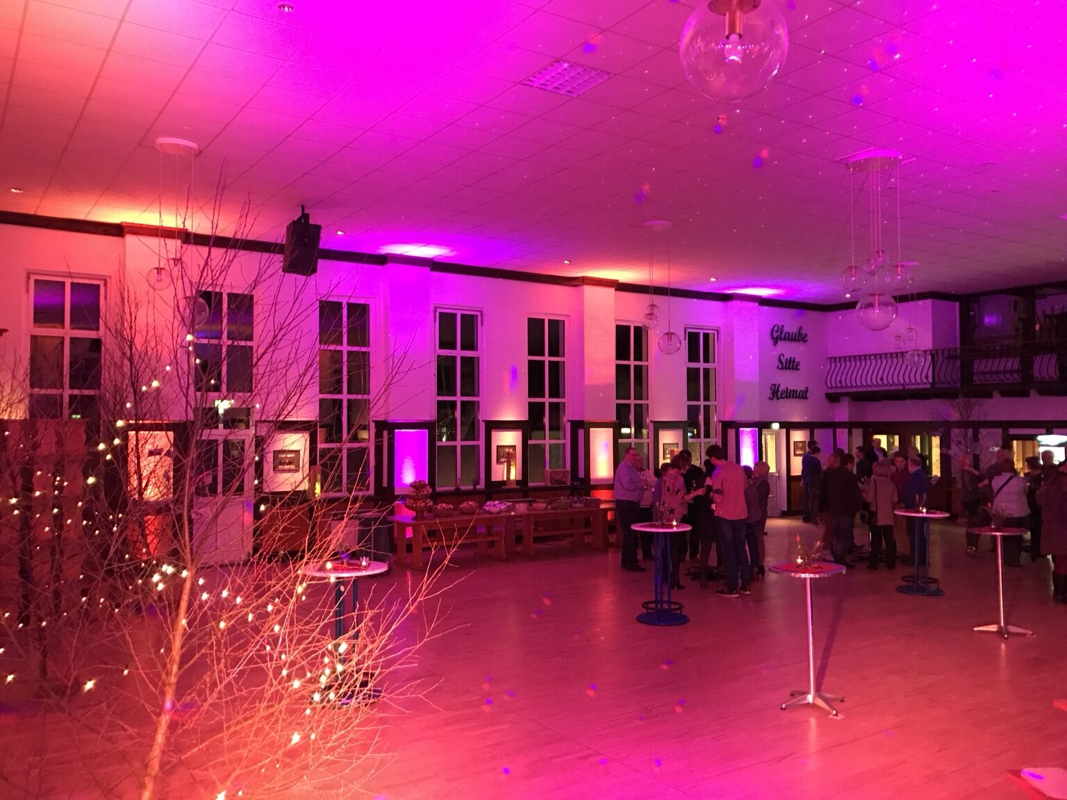 Rot-pinke Ambientebeleuchtung an den Wänden der Schützenhalle Heinsberg