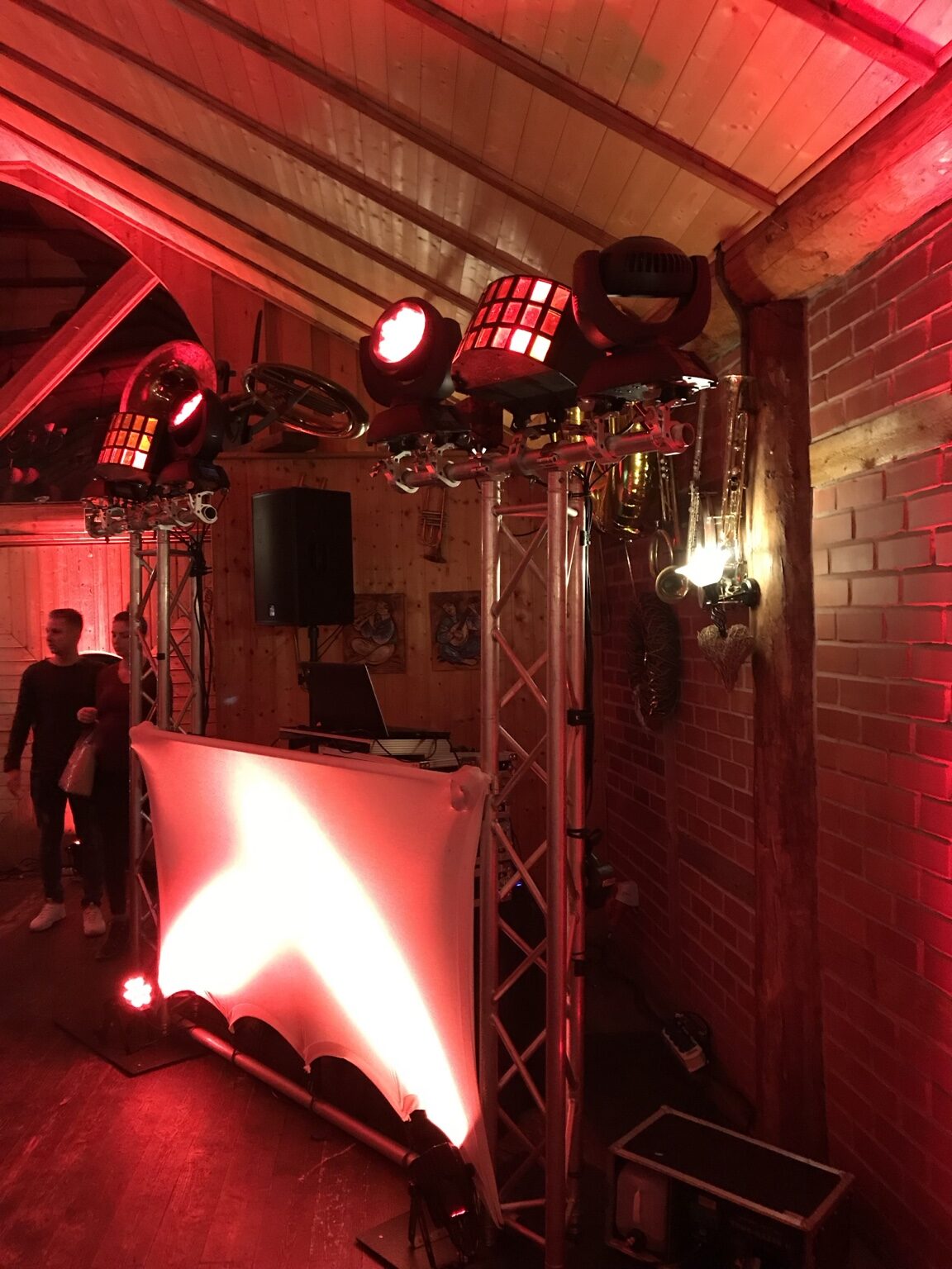 Klassischer DJ-Aufbau mit Ton- und Lichttechnik