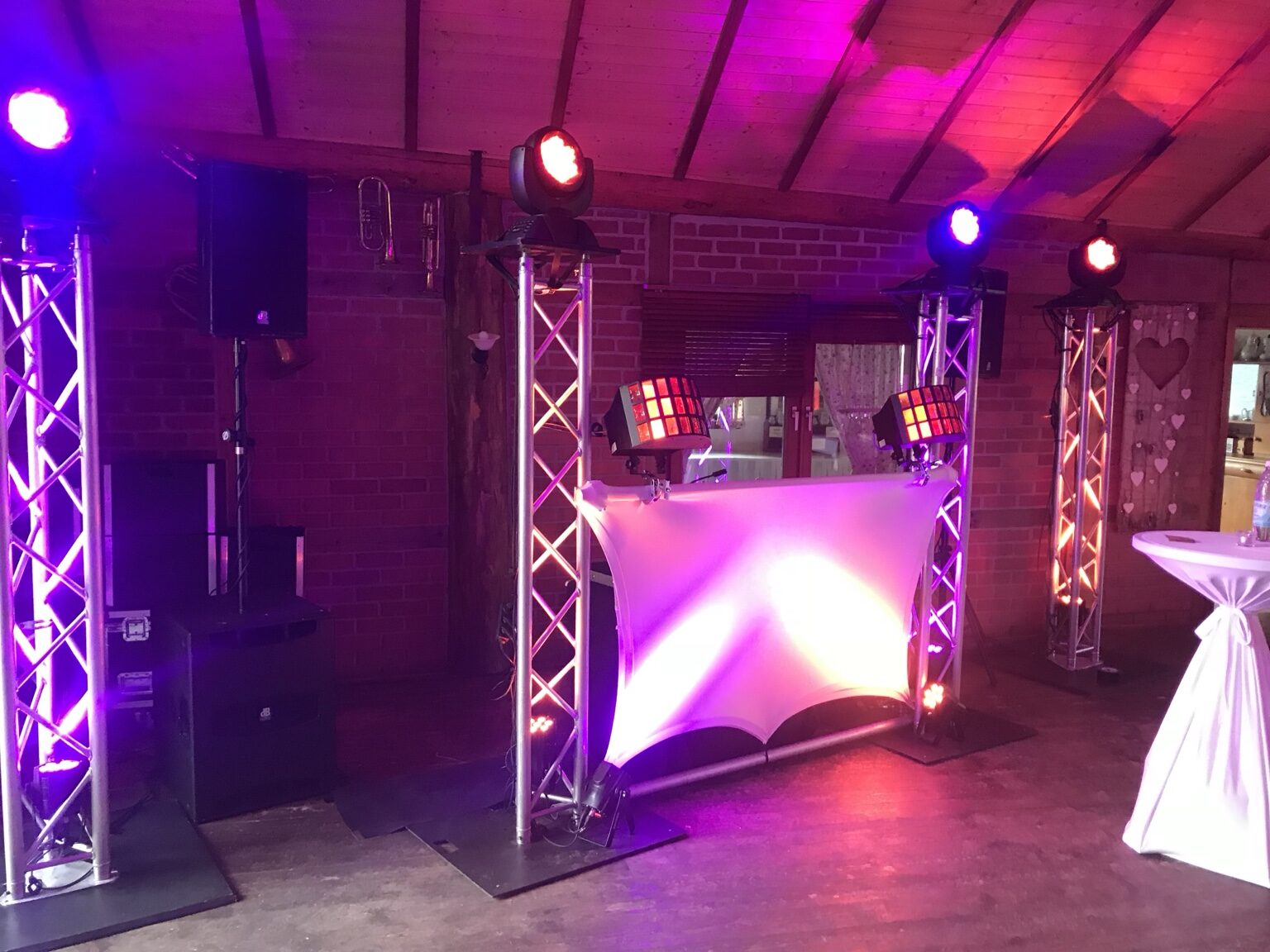 DJ-Pult mit klassischer Lichttechnik