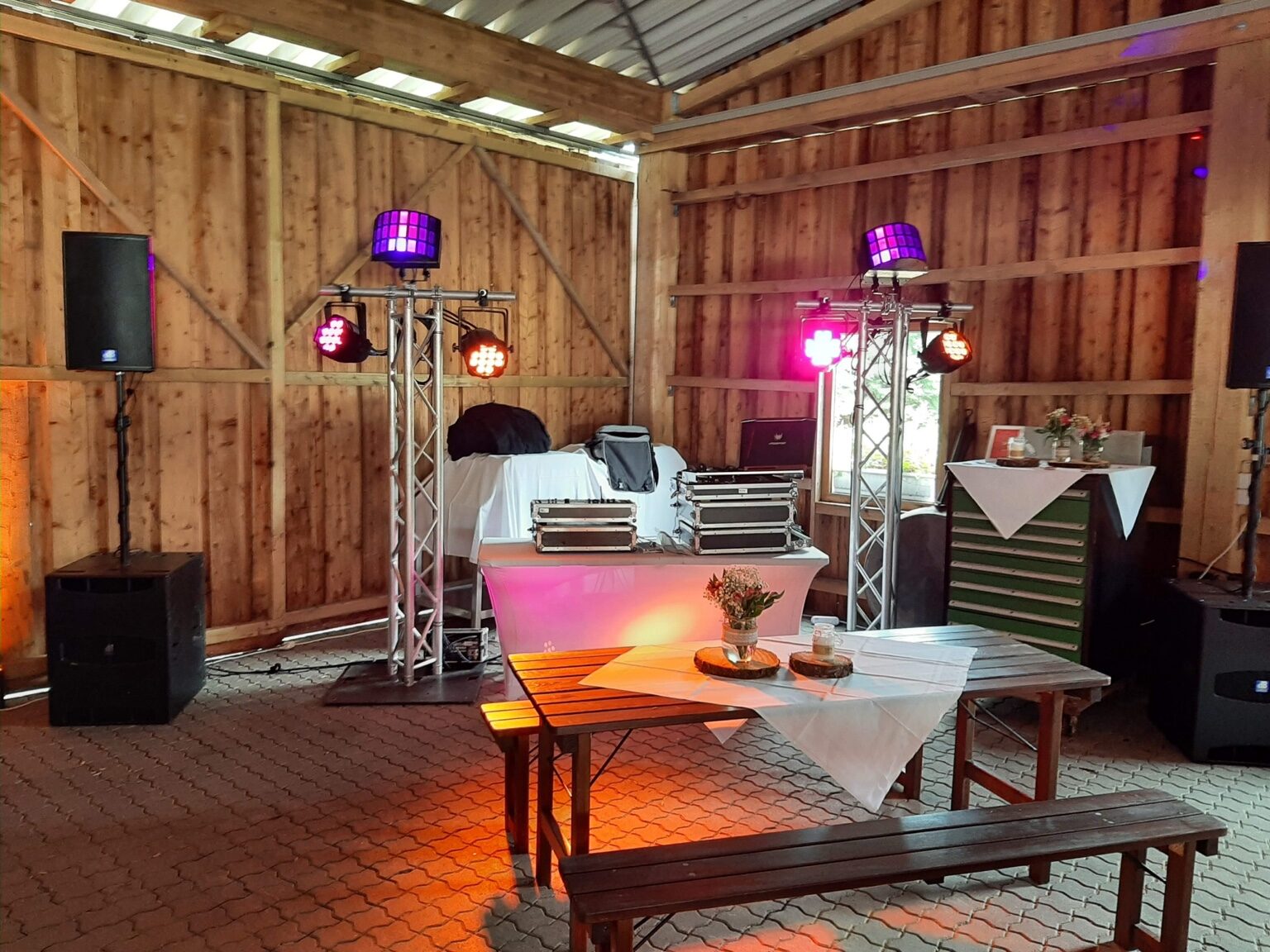 DJ-Aufbau mit Beleuchtung und Lautsprechern