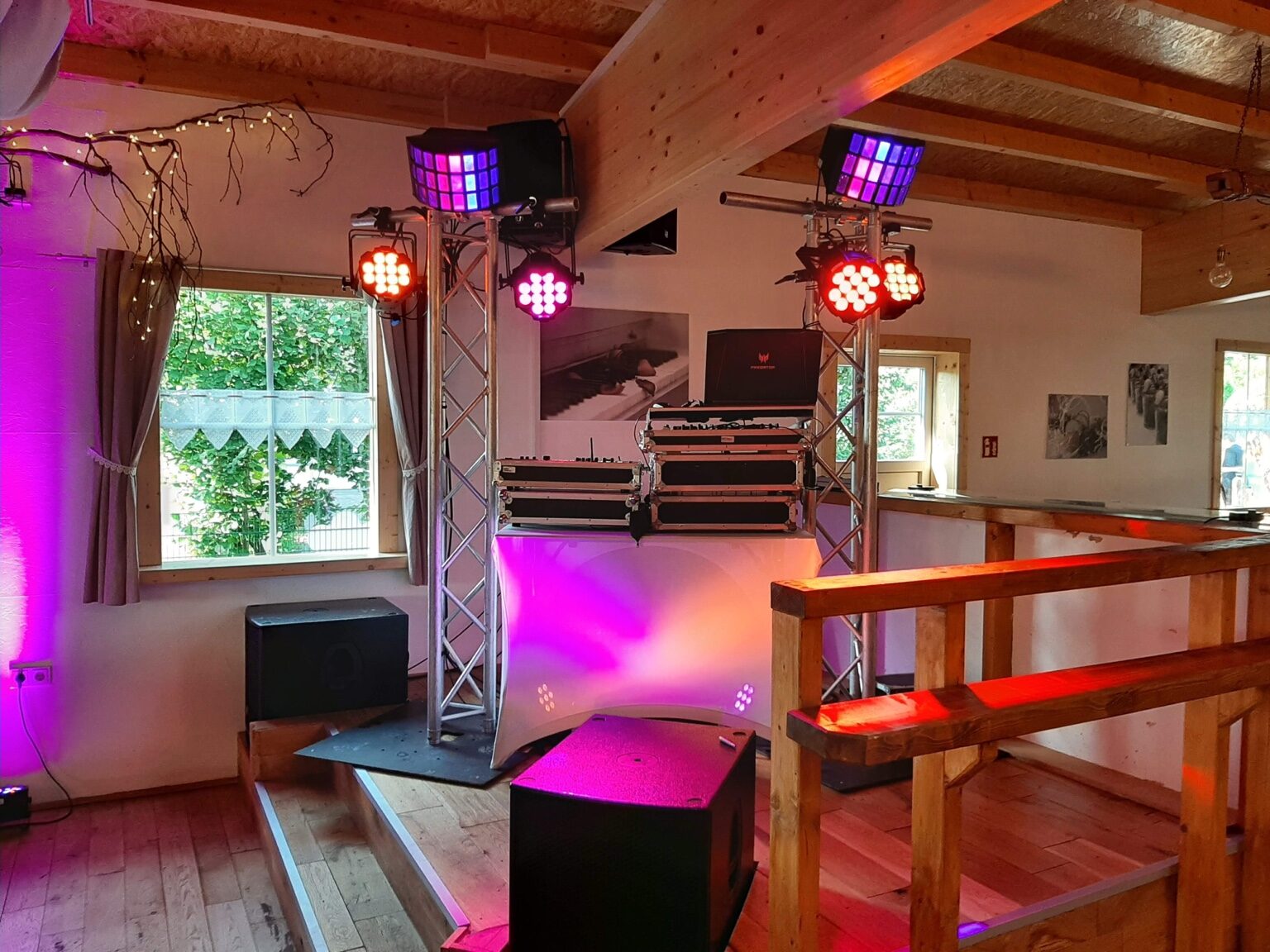 Klassische DJ-Technik in einer Veranstaltungshalle