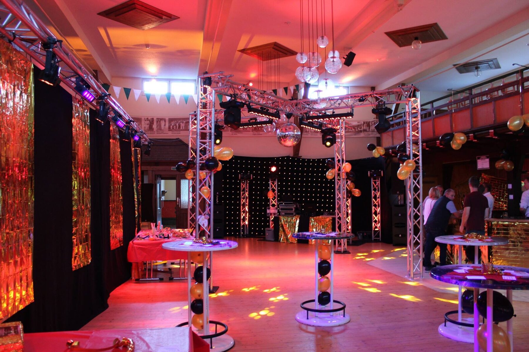 Gold-Schwarz-Mottoparty mit Traversen, Moving Heads und Sternenhintergrund