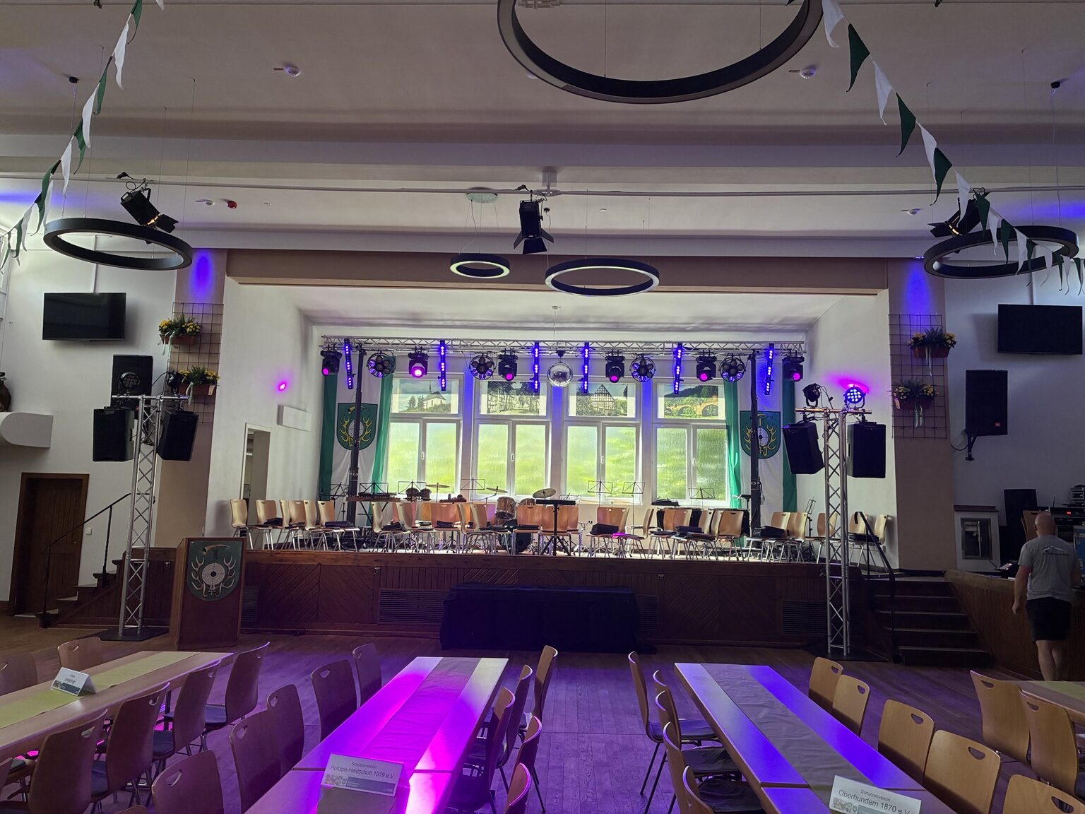 Traversenaufbau mit bewegten Lampen in einer Schützenhalle