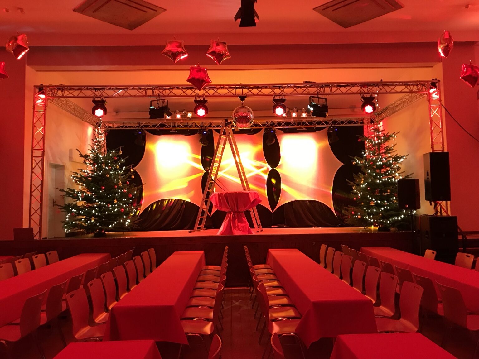 Traversenrahmen mit Lichttechnik zwischen zwei Weihnachtsbäumen
