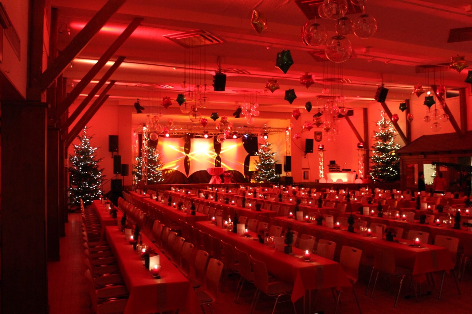 Weihnachtsfeier mit Bühne, Traversen und Weihnachtsbäumen