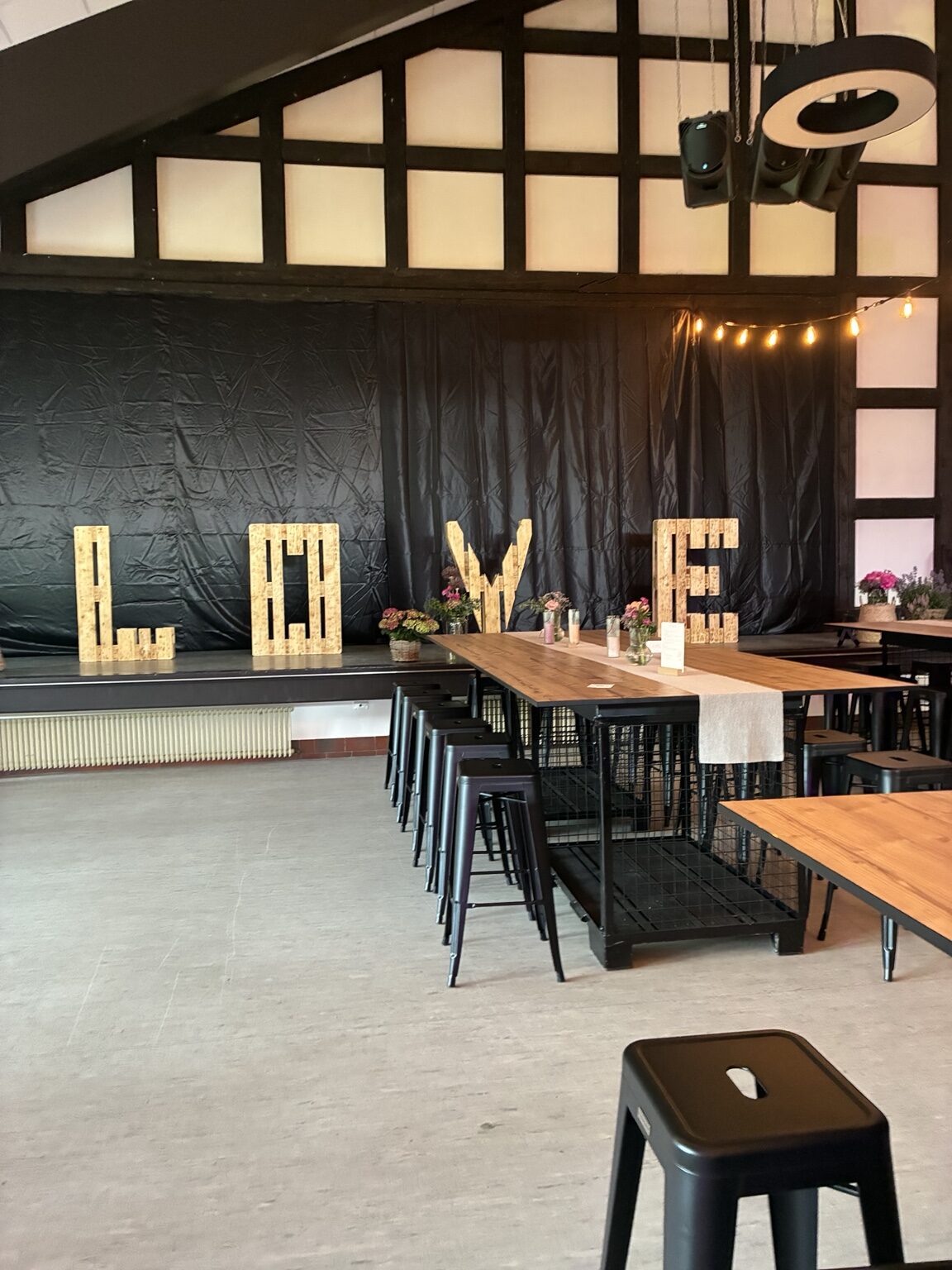 LOVE-Buchstaben aus flambiertem Palettenholz in der Schützenhalle Saalhausen