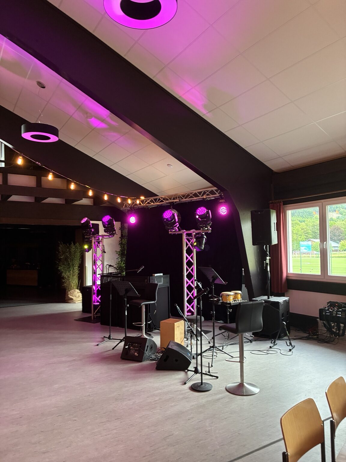 Traversensäulen mit DJ-Lichttechnik und Tontechnik bei der Hochzeit in Saalhausen