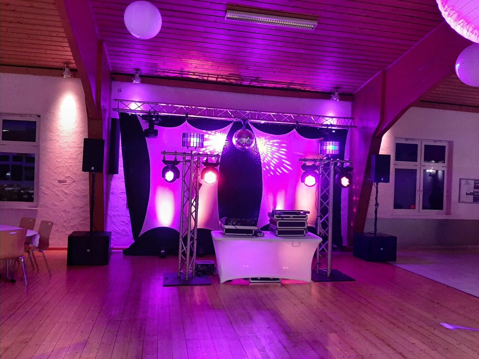 DJ Classic Aufbau mit weißem DJ-Pult und beleuchtetem Hintergrund in Würdinghausen